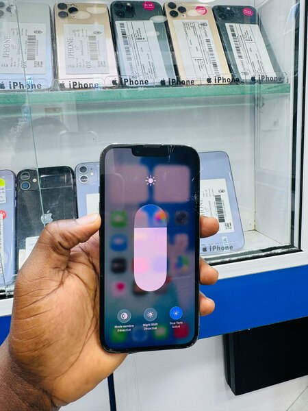 13 pro 256Go  Écran fissuré qu