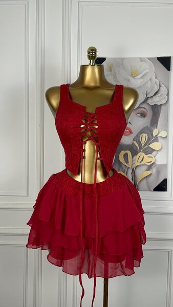 Robe rouge en dentelle élégante