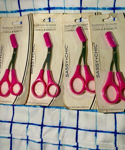 Ciseaux à sourcils Sassy+Chic