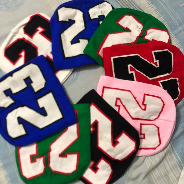 Bonnets colorés en coton