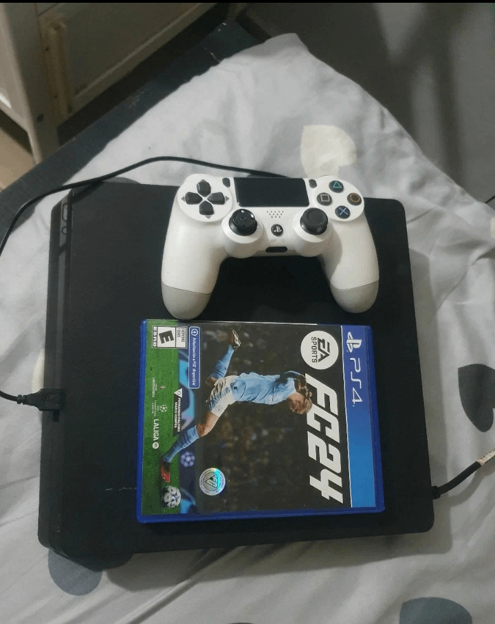 Console PS4 avec jeu FC24