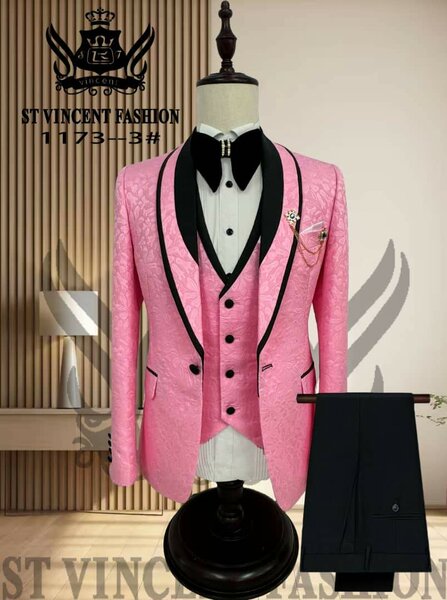 Costume de mariage rose élégant