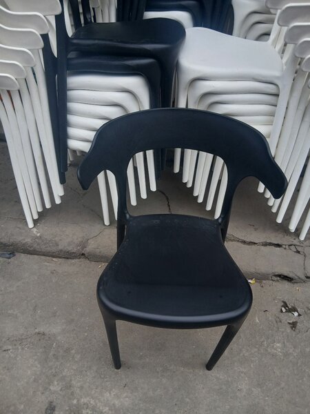 Chaises empilables élégantes