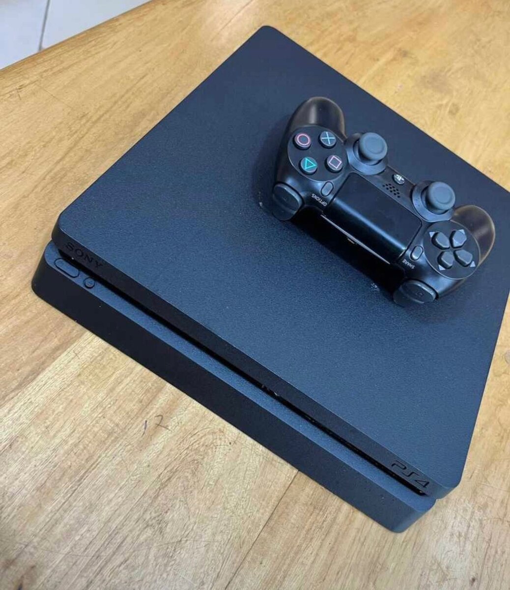 Ps4 Slim Cracké avec 10 jeux