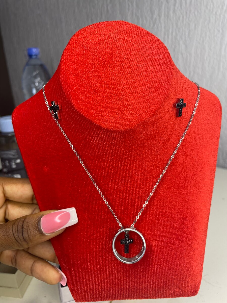 Parure croix élégante argentée