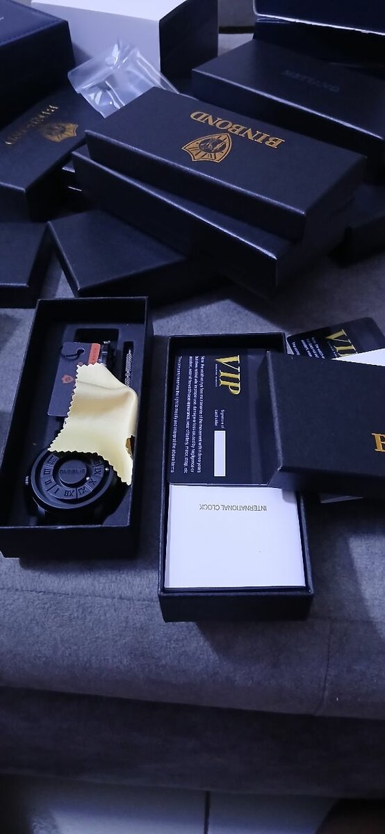 Montre élégante en acier noir