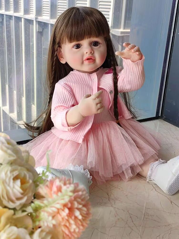 Poupon réaliste en robe rose