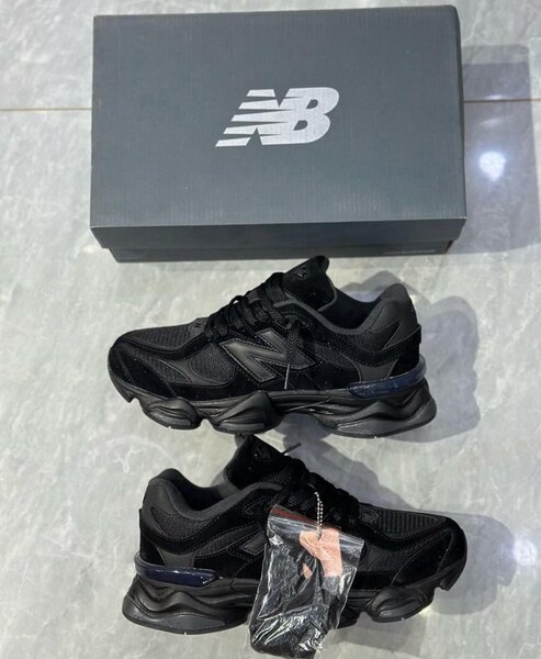 Chaussures de sport noires modernes