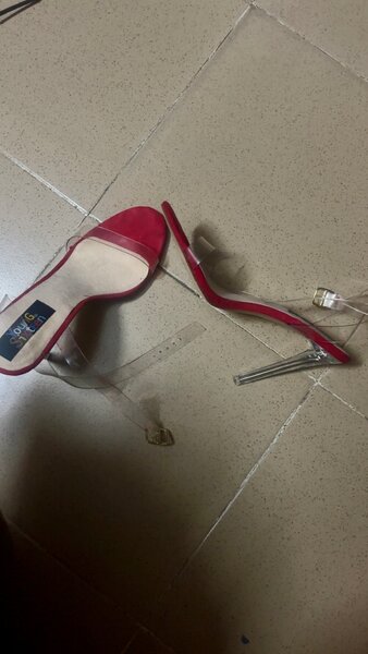 Sandales à talons rouges chic