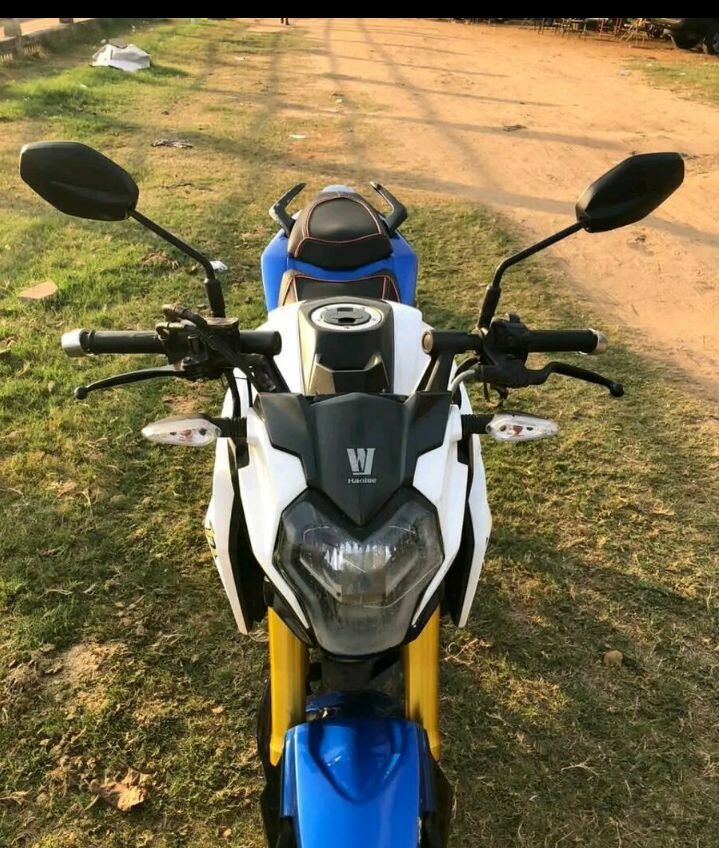 Moto Yamaha bleu et blanc