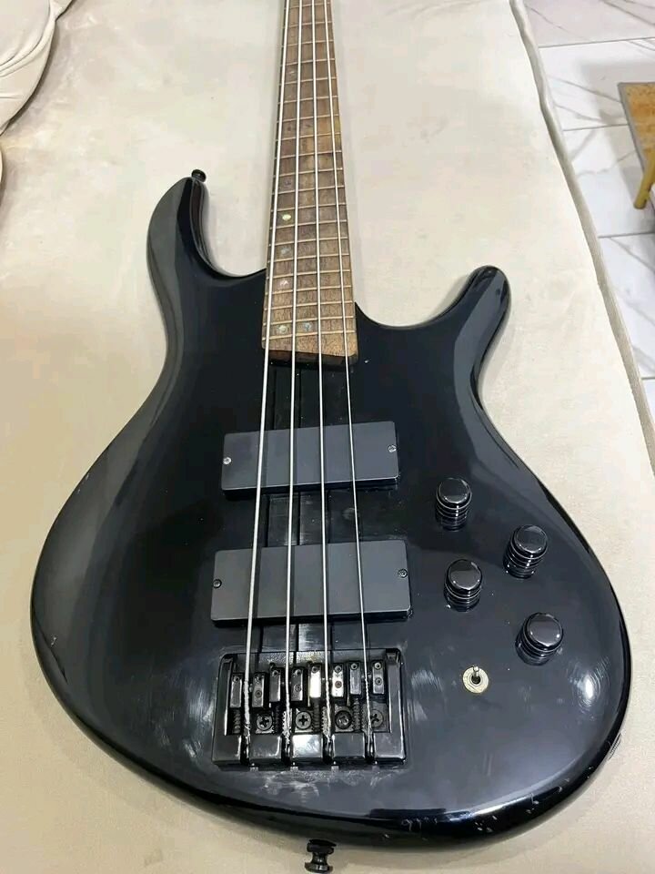 Guitare basse électrique noire