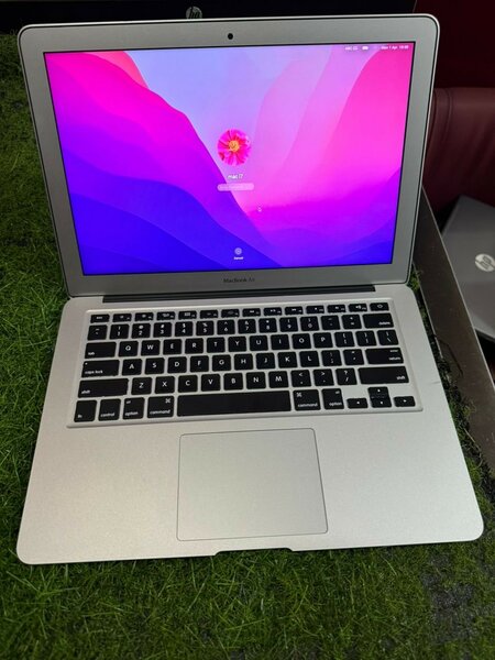 2017 MacBook Air Ram 8GB Intel Core i7 ssd 256GB NEAT