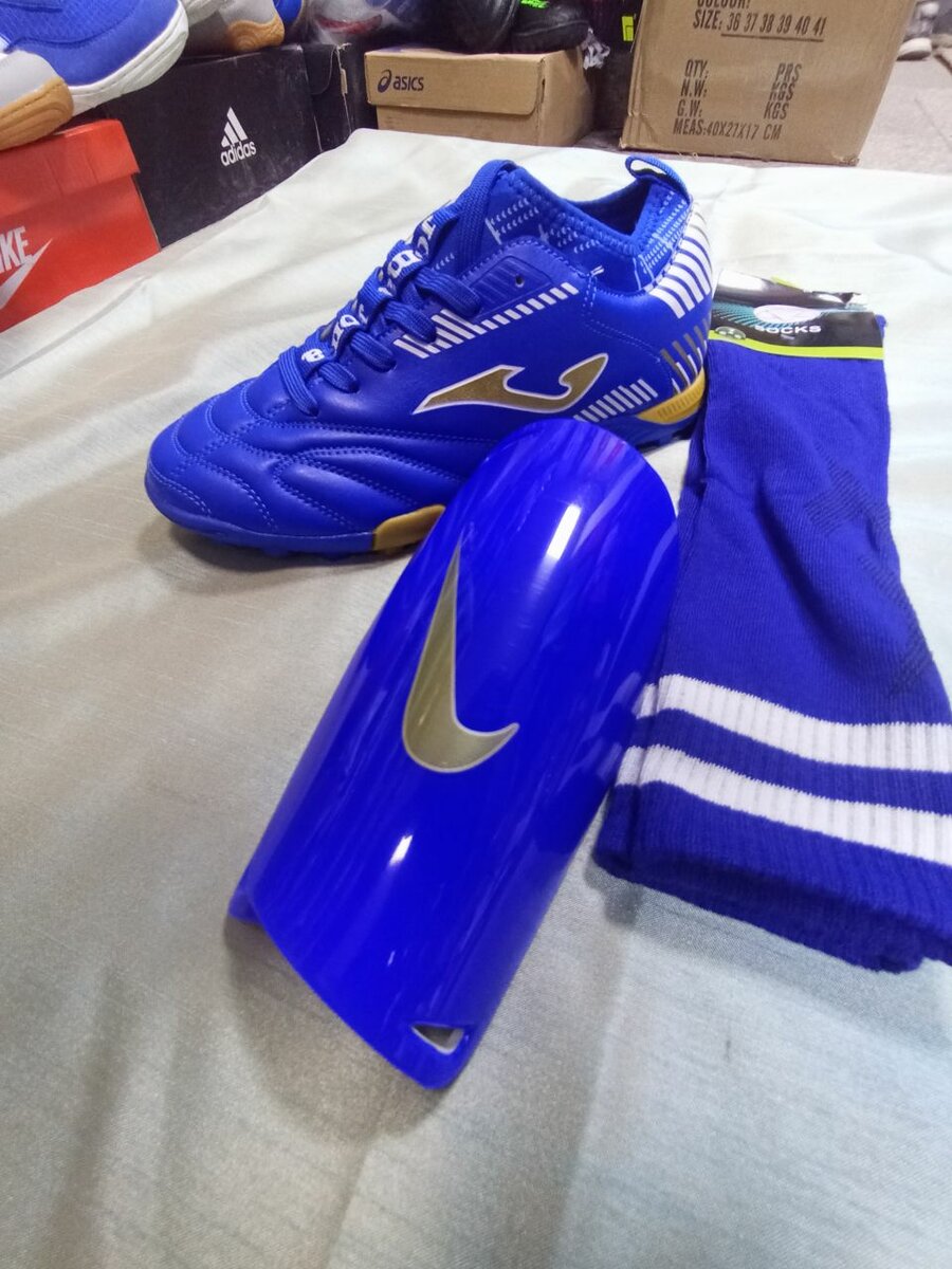 Футбольные сороконожки, бутсы футбольные