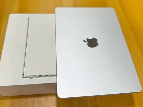 MacBook Air 13" Apple