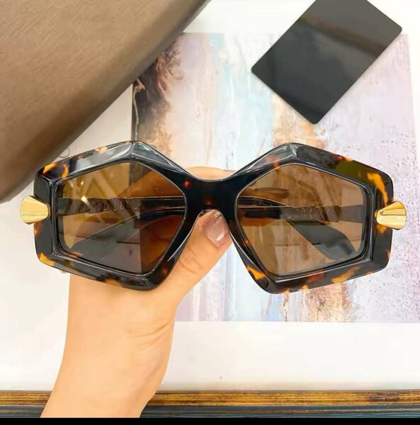 Lunettes de soleil géométriques