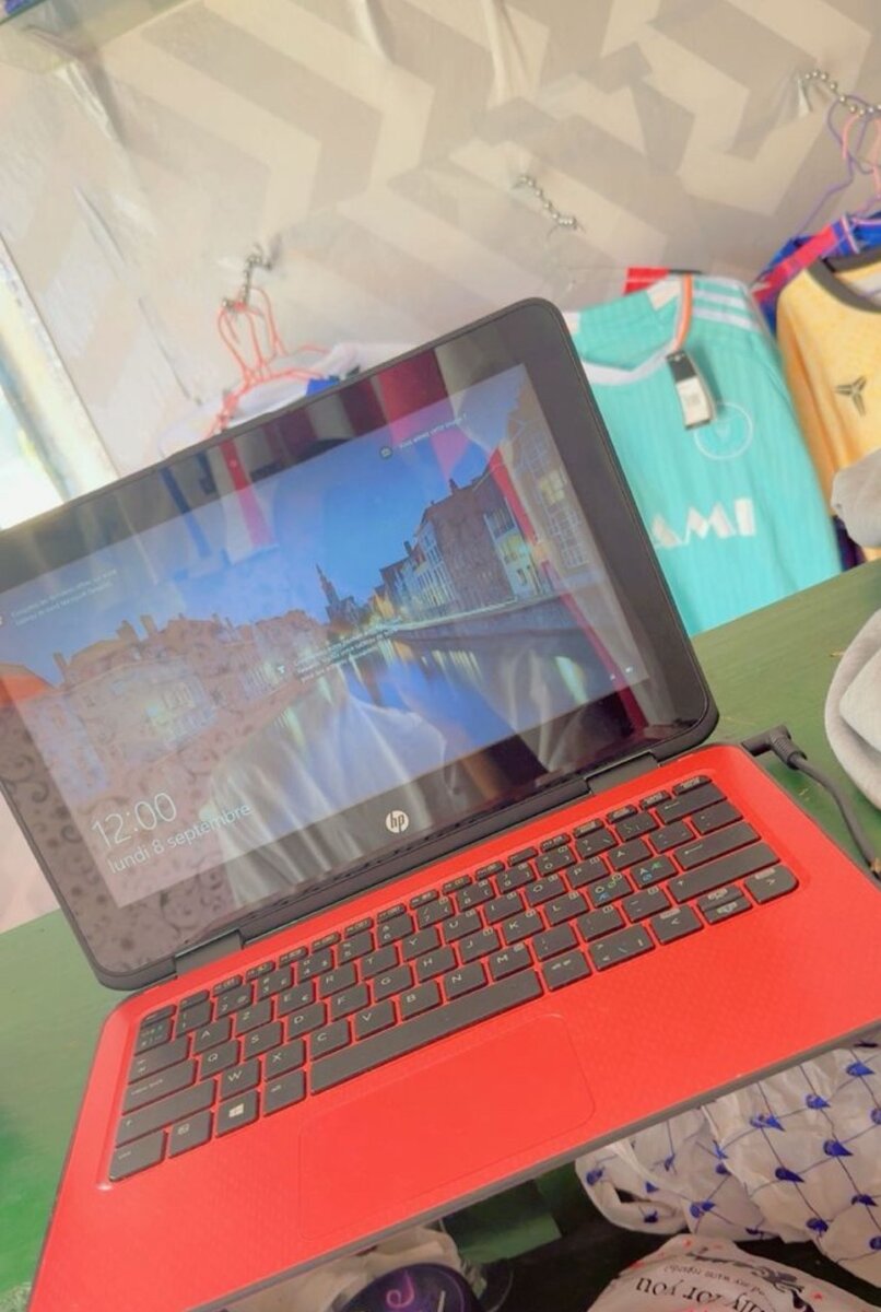 Ordinateur portable HP rouge compact