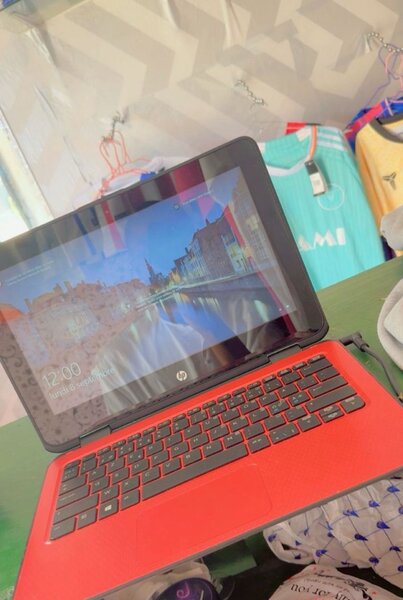 Ordinateur portable HP rouge compact