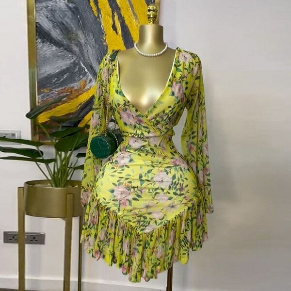 Robe florale décolletée