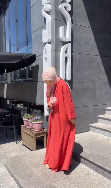 Красное длинное платье с накидкой