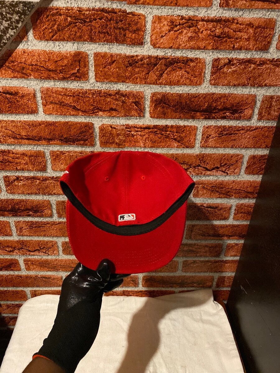 Casquette rouge baseball