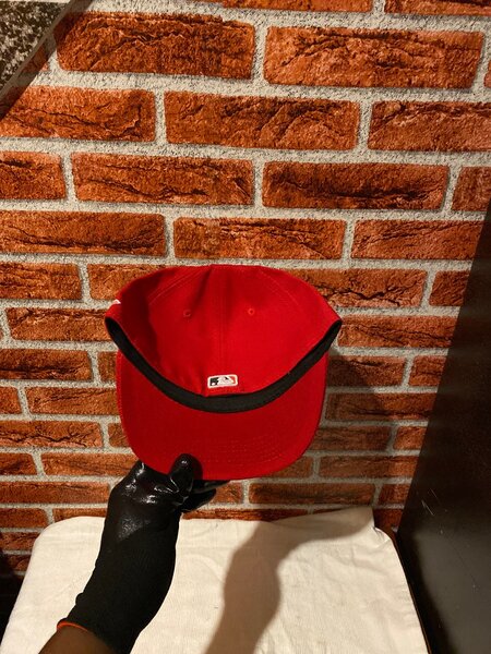 Casquette rouge baseball