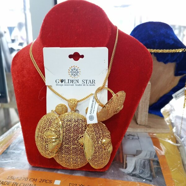 Parure dorée élégante