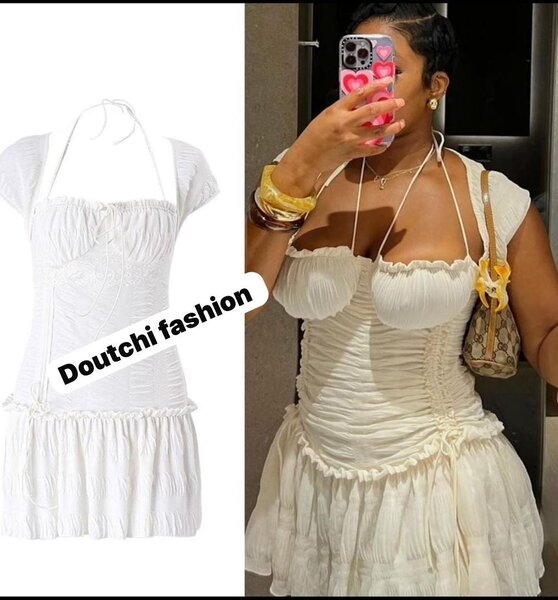 Robe Blanche Plissée Élégante