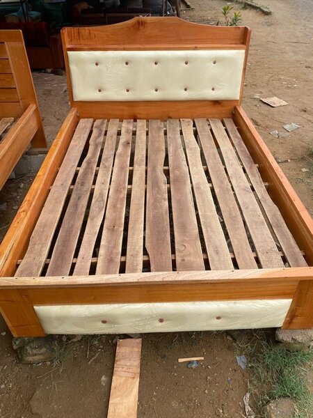 Lit double en bois massif