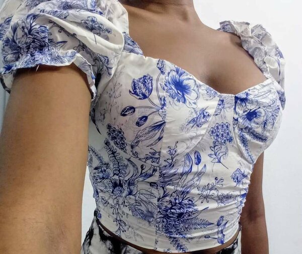 Blouse fleurie à manches bouffantes