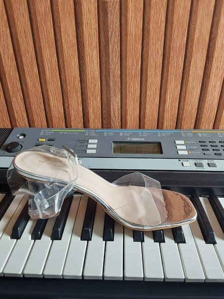 Sandales à talons transparents