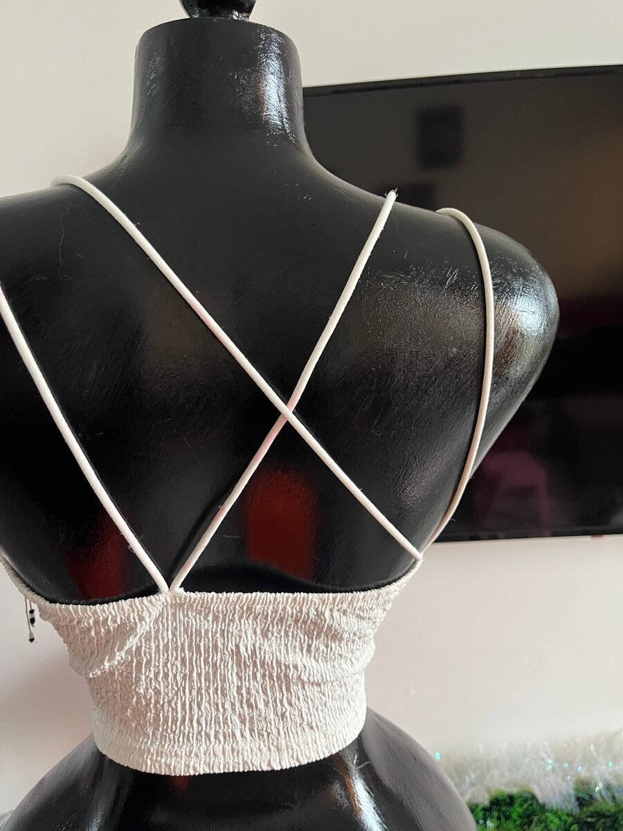 Top court blanc à bretelles croisées