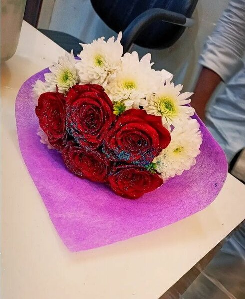 Bouquet romantique de roses et marguerites