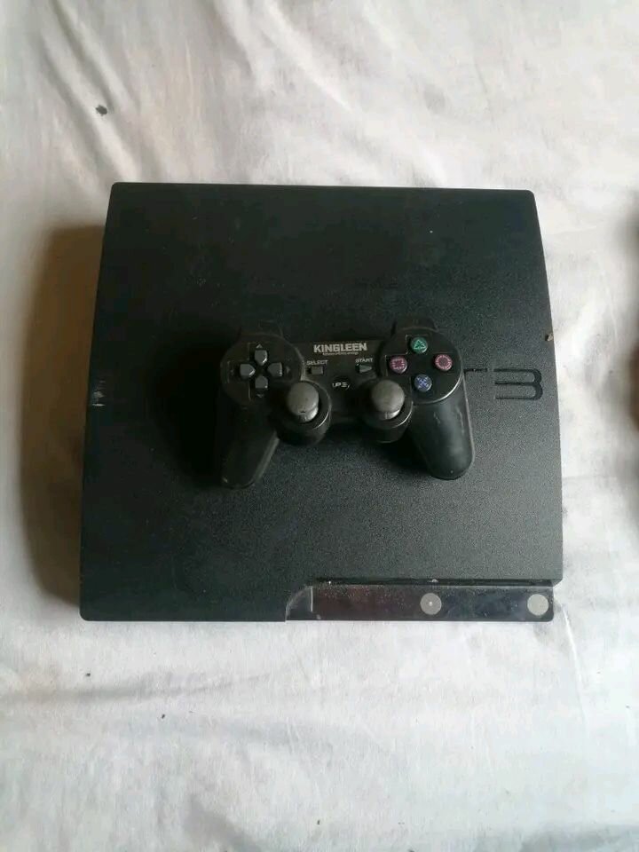 Console de jeu PS3 avec manette
