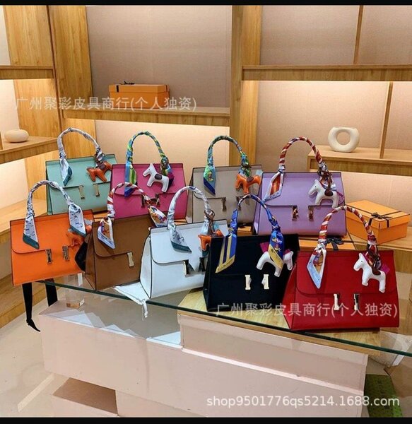 Sac à main élégant avec foulard