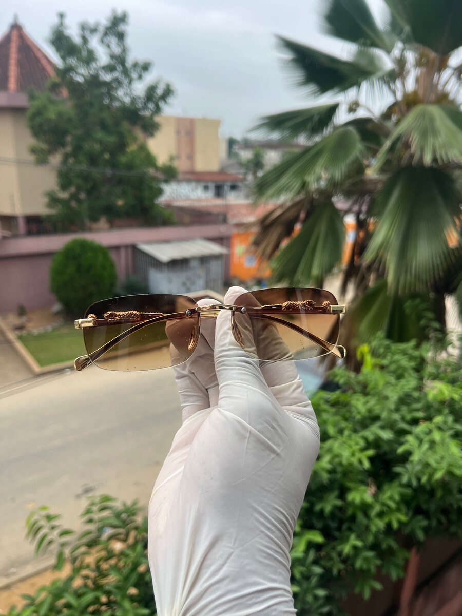 Lunettes de soleil dorées luxe