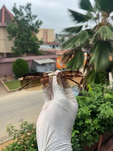 Lunettes de soleil dorées luxe