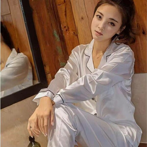 Pyjama en satin élégant femme