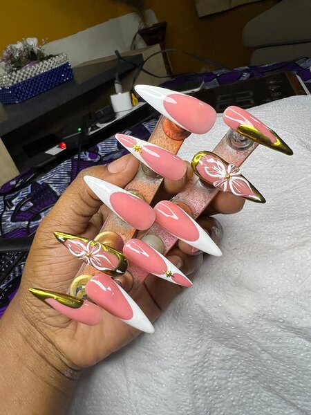 Ongles décoratifs élégants