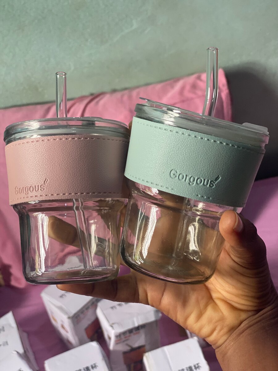 Bocaux en verre colorés avec paille