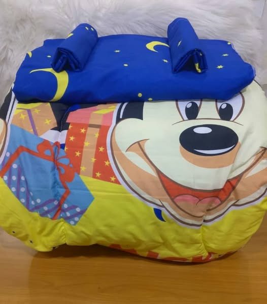 𝑡𝑤𝑜 𝑝𝑖𝑙𝑙𝑜𝑤𝑠 𝑎𝑛𝑑 𝑜𝑛𝑒 𝑏𝑒𝑑𝑠ℎ𝑒𝑒𝑡𝑠