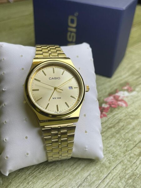 Montre dorée étanche Casio