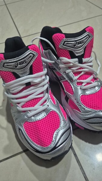 Chaussures de course Asics roses