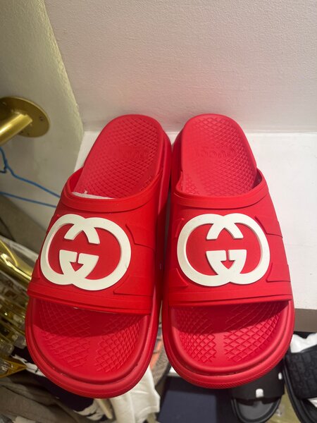 Claquettes rouges en caoutchouc