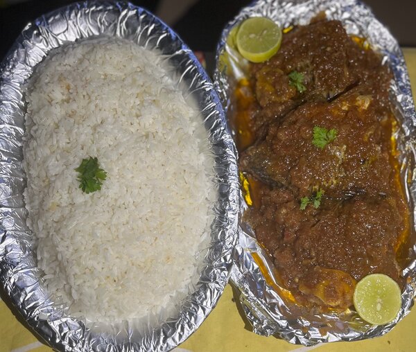 Plat de Riz avec Sauce Épicée