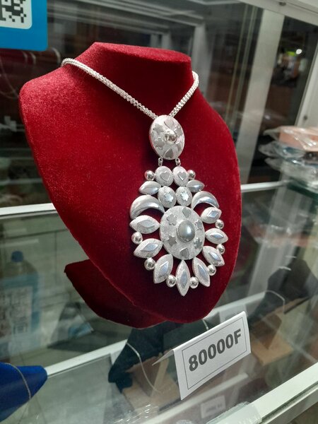 Collier argenté élégant