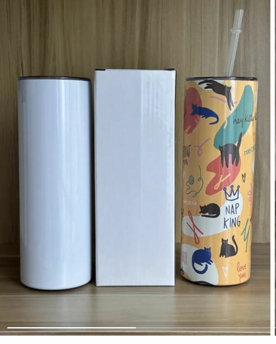 Gobelet isolé coloré avec paille
