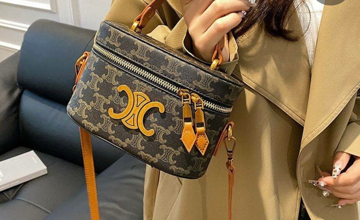 Sac à main et sandales élégants