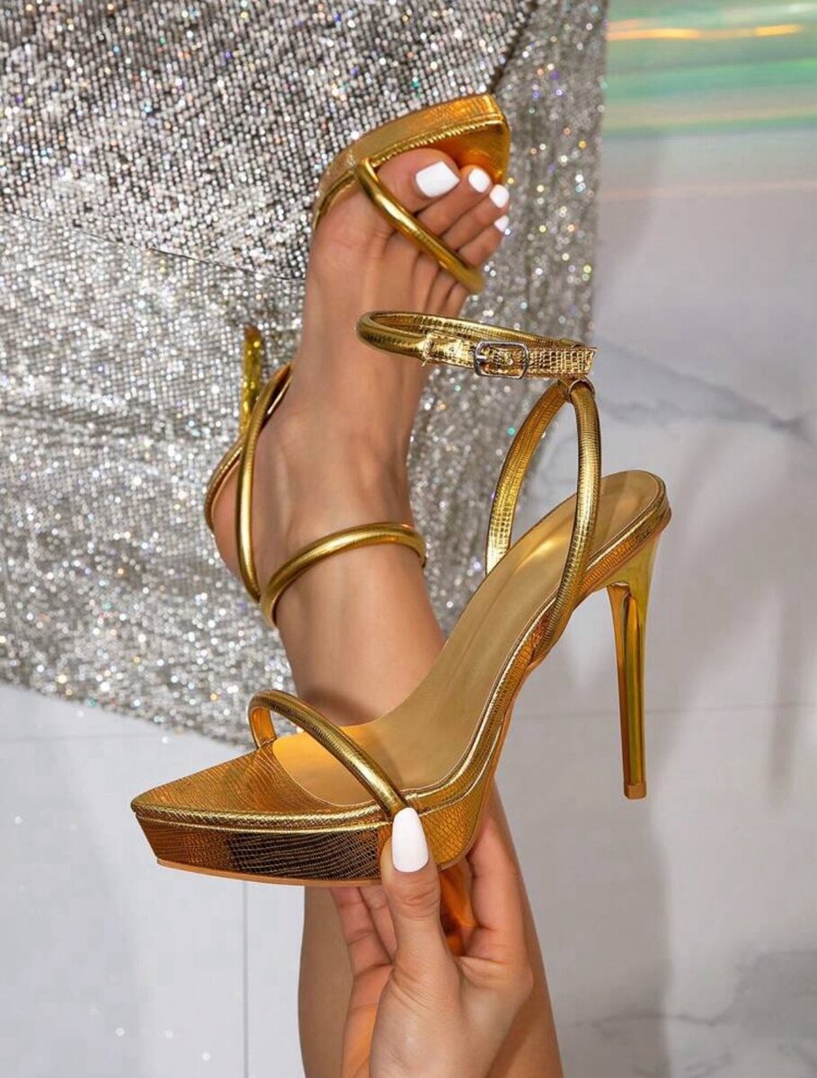 Sandales dorées à talons hauts