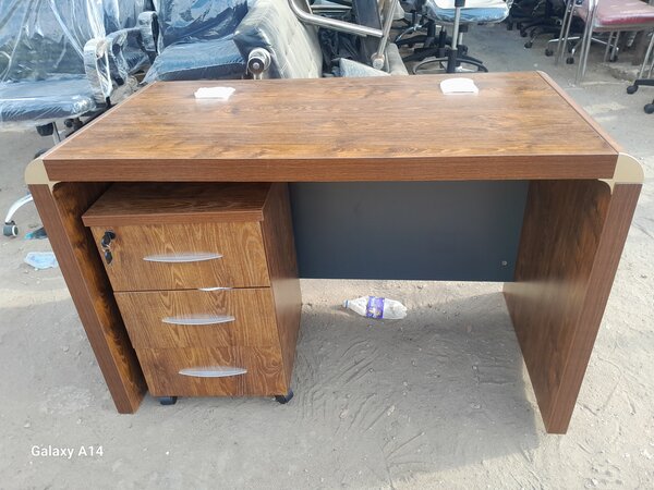 Bureau en bois avec tiroirs