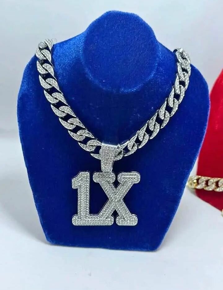 Collier en argent avec pendentif en diamant